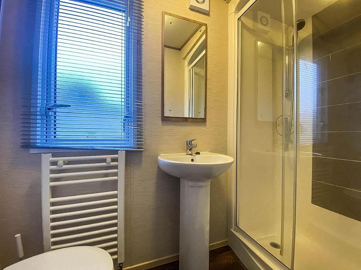 Lovely 6 Berth Caravan With Decking And Wifi In Kent, Ref 47017C Hotel วิทสเตเบิล ภายนอก รูปภาพ