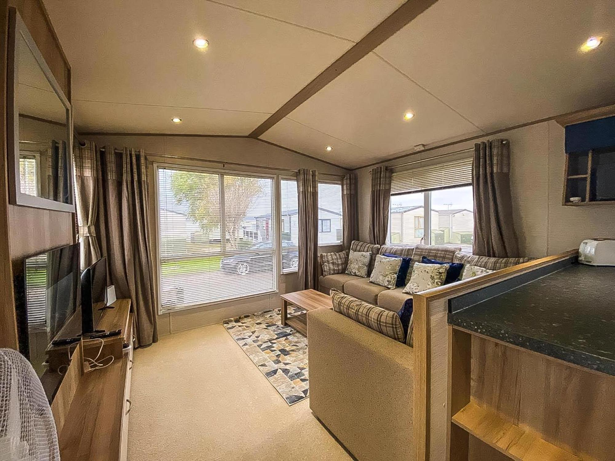 Lovely 6 Berth Caravan With Decking And Wifi In Kent, Ref 47017C Hotel วิทสเตเบิล ภายนอก รูปภาพ
