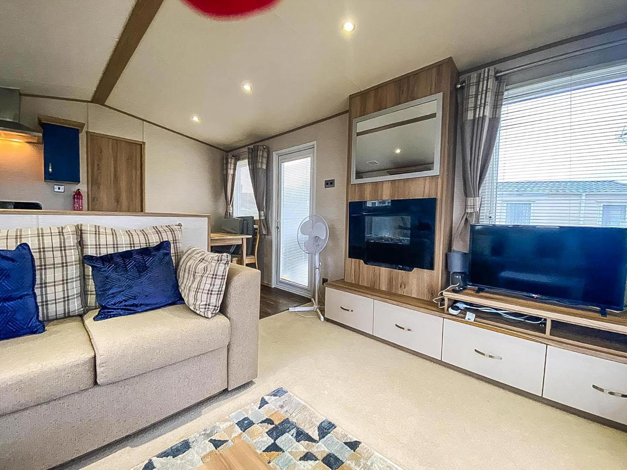 Lovely 6 Berth Caravan With Decking And Wifi In Kent, Ref 47017C Hotel วิทสเตเบิล ภายนอก รูปภาพ