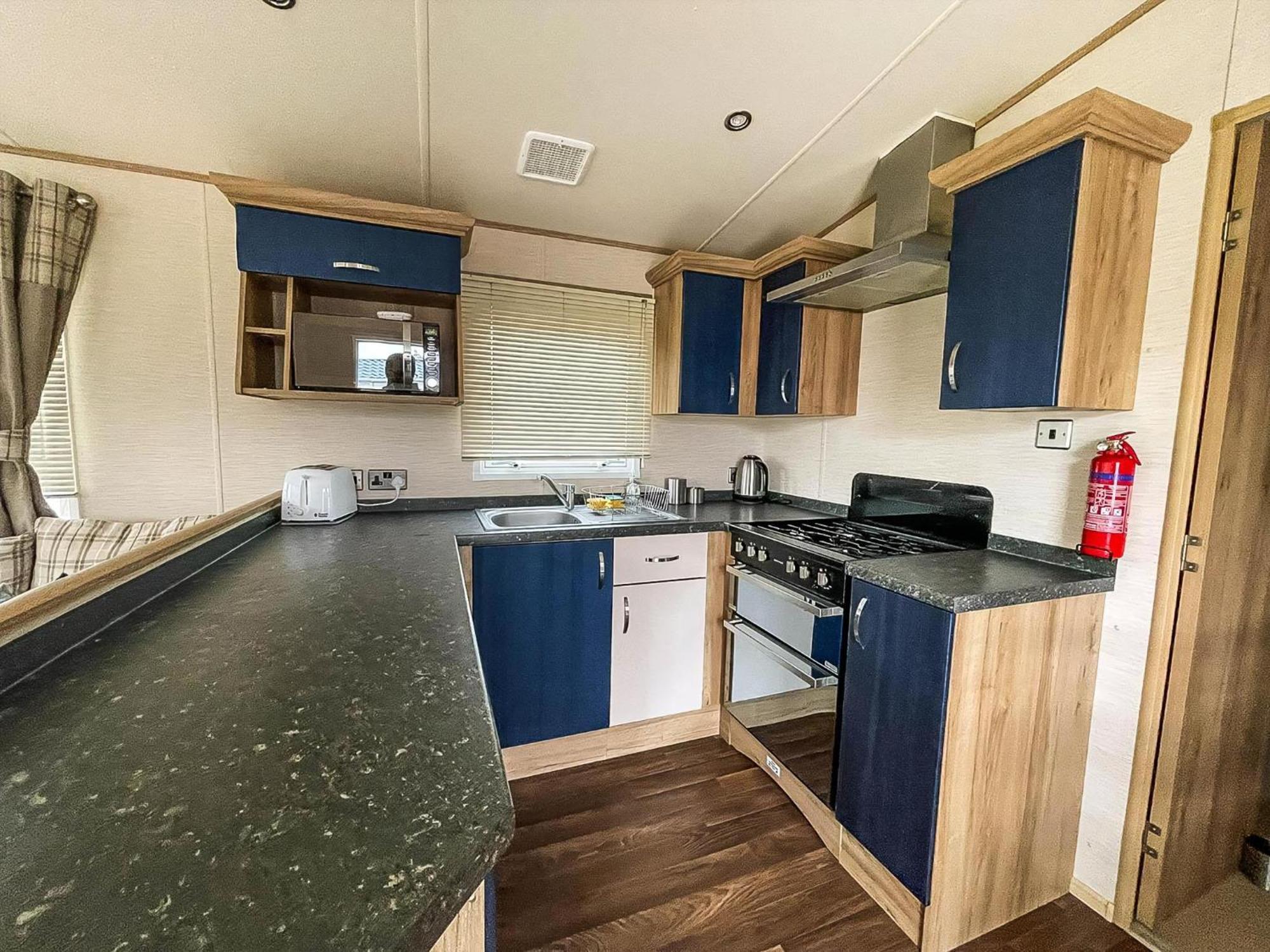 Lovely 6 Berth Caravan With Decking And Wifi In Kent, Ref 47017C Hotel วิทสเตเบิล ภายนอก รูปภาพ